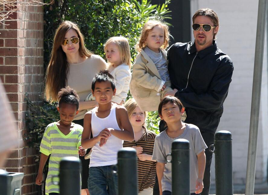Hijos de angelina Jolie. Maddox, Pax, Zahara, Shiloh caminando y en braz...