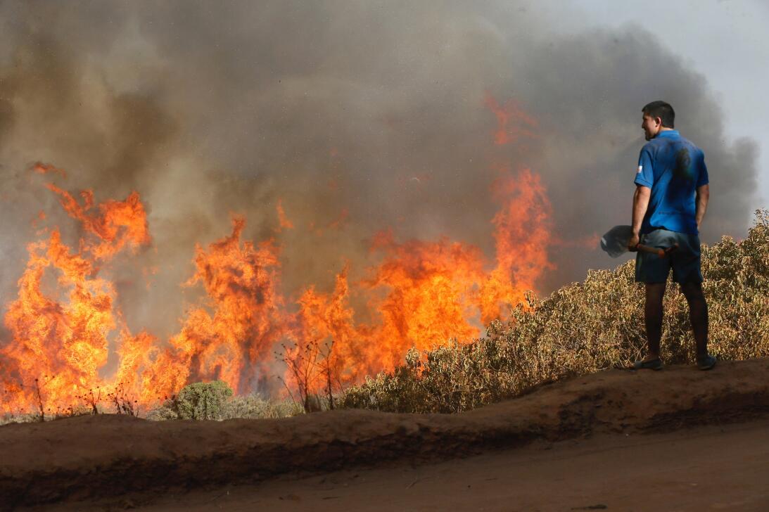 En fotos: descomunal incendio en Chile obliga a desalojar de sus casas a...