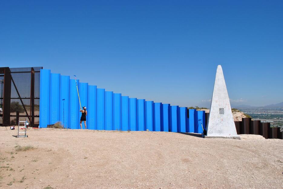 Mientras Trump quiere construir un muro, una artista lo desaparece con s...