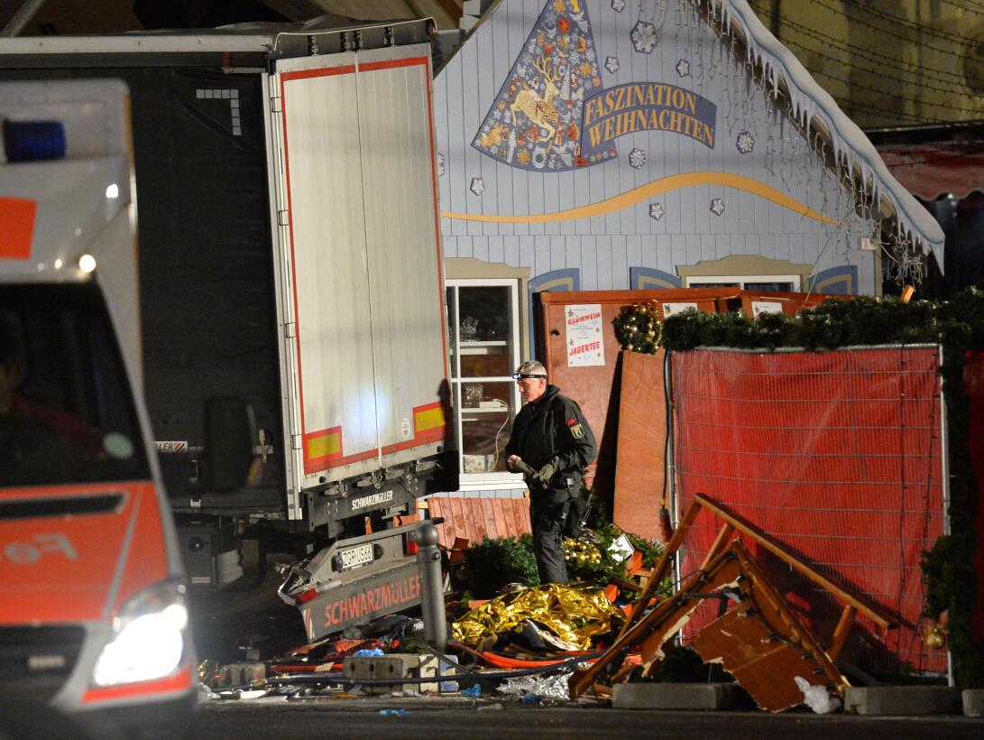 Berlín, Alemania. 12 muertos. Un camión embistió a una multitud que se e...