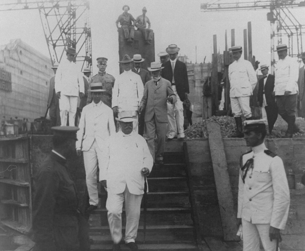 El presidente de Estados Unidos, William Howard Taft (al centro) inspecc...