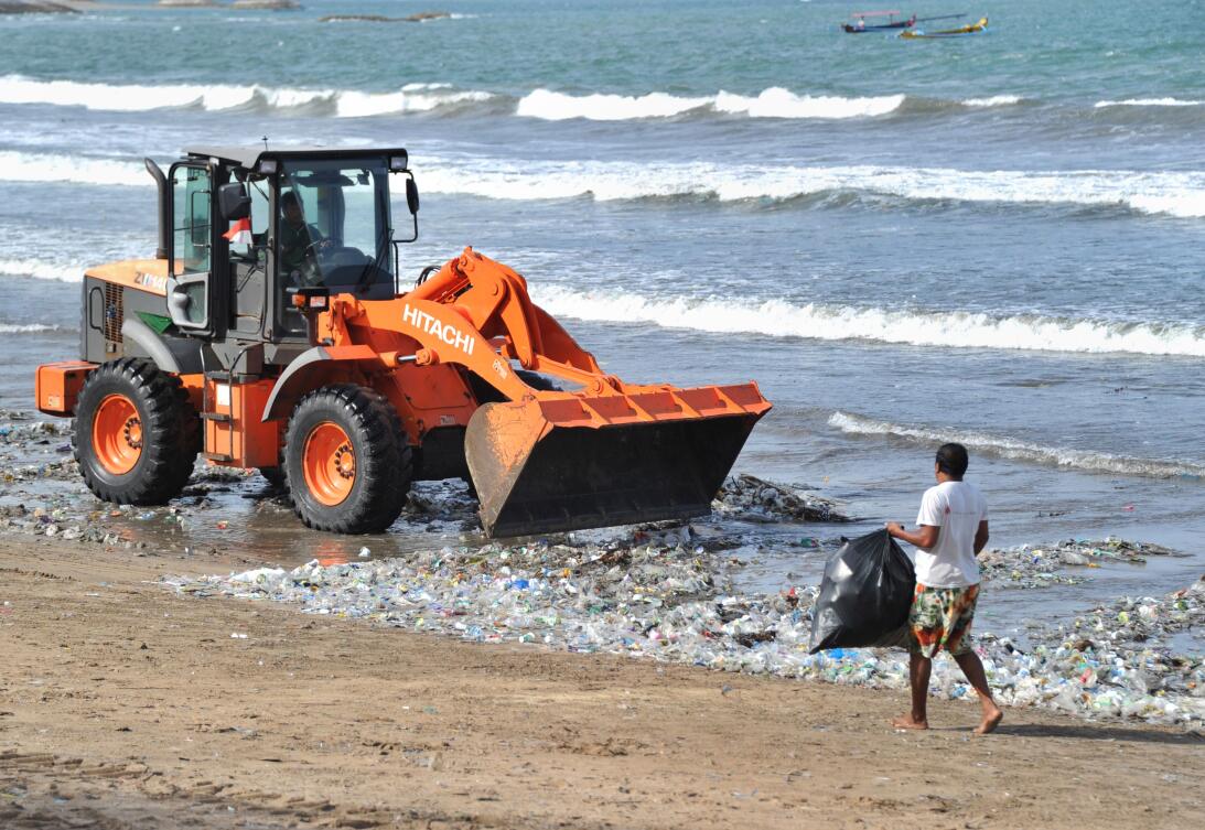 De paraíso turístico a botadero: la basura se come las playas de Bali ge...