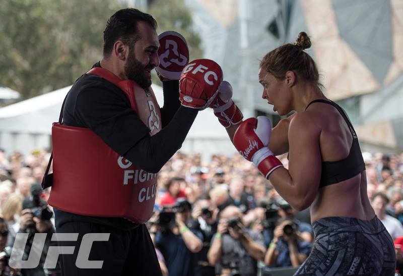 Ronda Rousey enseñó sus armas en Australia de cara a su combate contra H...