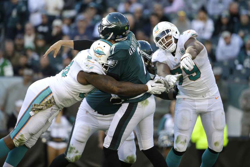 La defensiva de Miami sacó lesionado a Sam Bradford en el tercer cuarto...