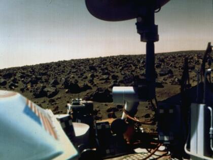 <b>Viking 1 y 2, aÃ±o 1975. </b>El Proyecto Viking de la NASA fue la primera misiÃ³n de alguna agencia espacial en aterrizar con Ã©xito en la superficie de Marte, enviar imÃ¡genes de la superficie, datos atmosfÃ©ricos y hacer experimentos del suelo. Se construyeron dos naves idÃ©nticas compuestas de un mÃ³dulo de aterrizaje y un orbitador. Volaron juntas y entraron en la Ã³rbita de Marte, luego sus mÃ³dulos de aterrizaje se separaron y descendieron a la superficie del planeta. La fotografÃ­a es una toma de la superficie de Marte desde el Viking 2, en 1976.