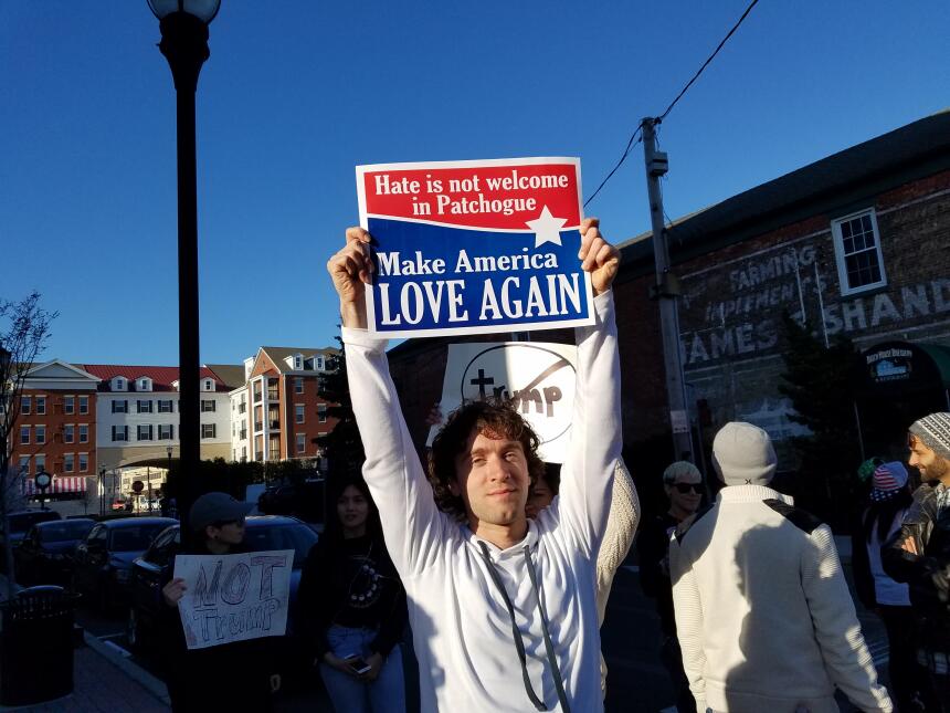 Protesta en Patchogue por evento "ofensivo" de Trump pro4.jpg