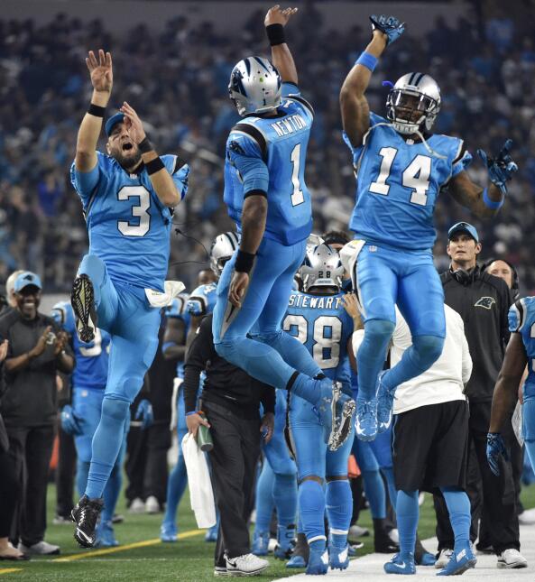 Los Carolina Panthers vencieron 33 - 14 a los Dallas Cowboys en el tradi...