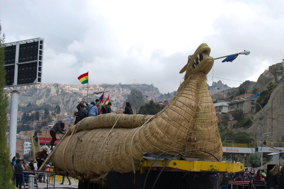 Viracocha III es el nombre de la balsa de totora de 18 metros de largo y...