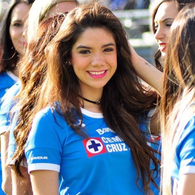 Michelle Pérez, una fanática muy sexy del Cruz Azul 16649210_99877520359...