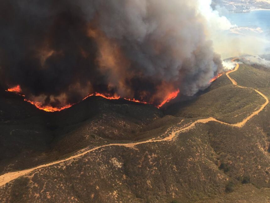 El fuego se ha extendido por más 800 acres en el área de Castaic.