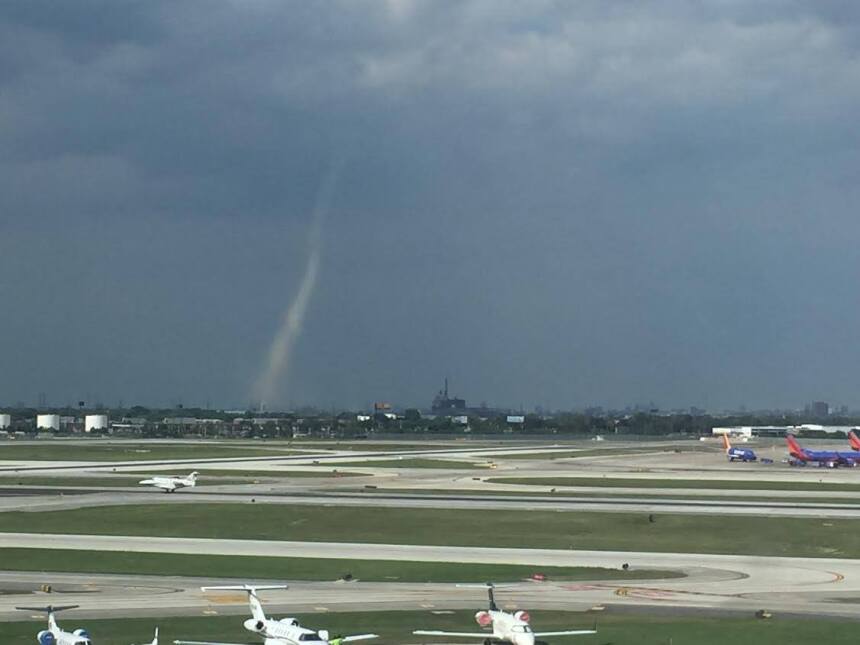 Un remolino (landspout) se formó entre la Cicero y Ogden en la I-55 a es...