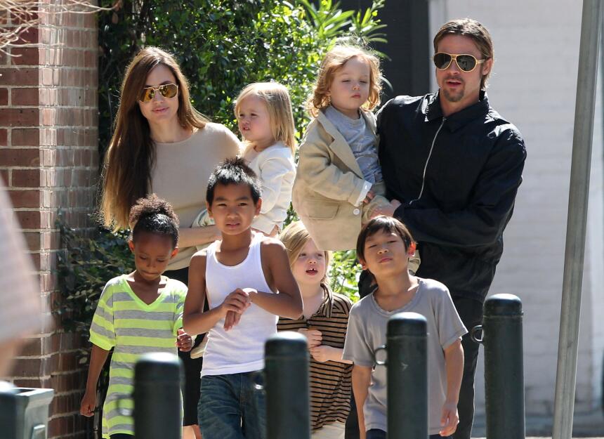 Hijos de angelina Jolie. Maddox, Pax, Zahara, Shiloh caminando y en braz...