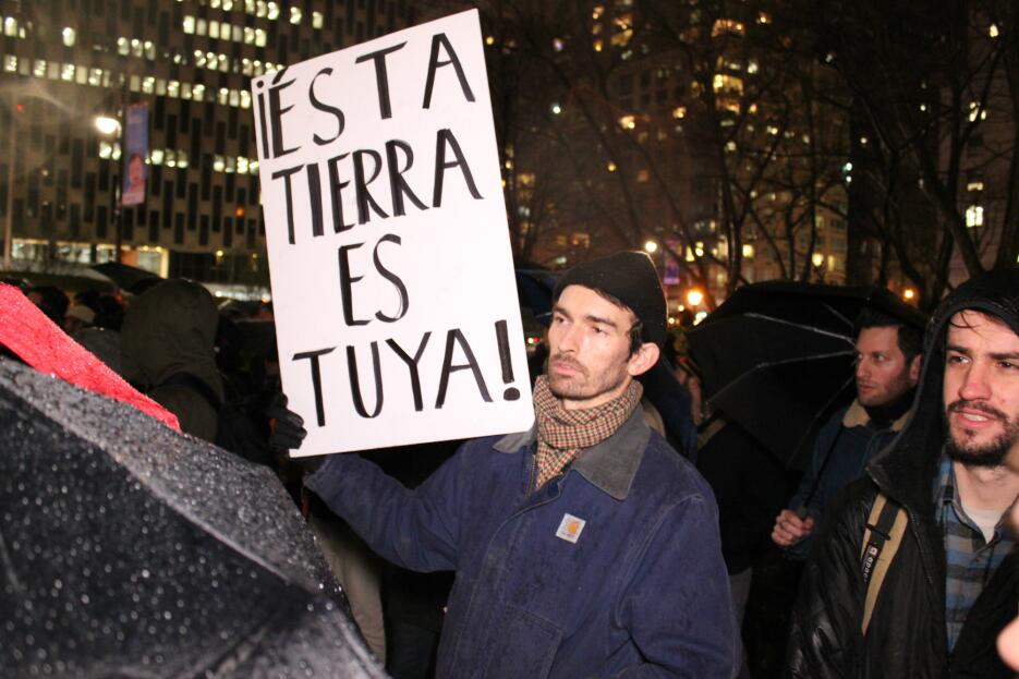 Decenas se reunieron este viernes en la noche en Foley Square desde dond...