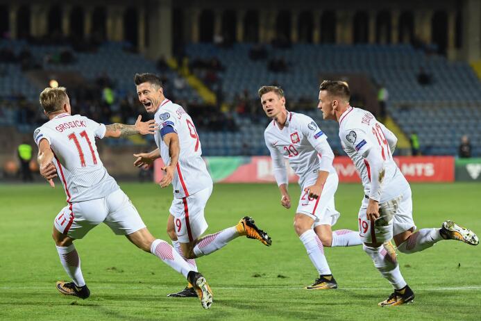 Polonia goleó con triplete de Lewandowski y aseguró al menos repechaje p...