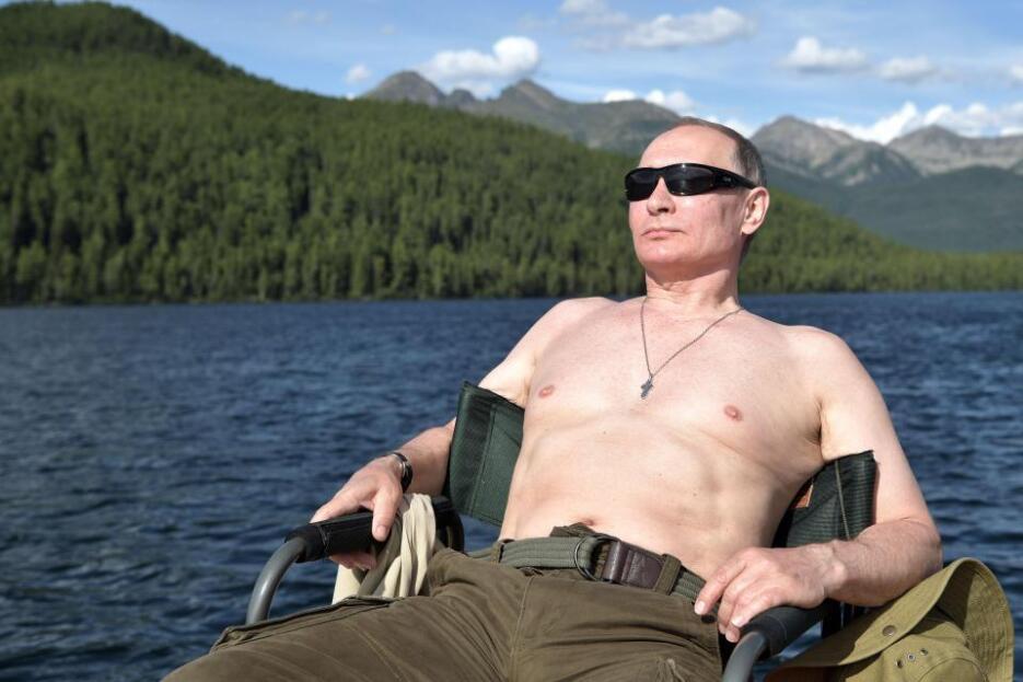 Putin hace una demostración de fuerza hasta de las fotos de sus vacacion...