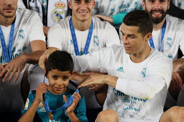 El tierno momento en que Cristiano le 'regala' a su hijo su medalla de c...