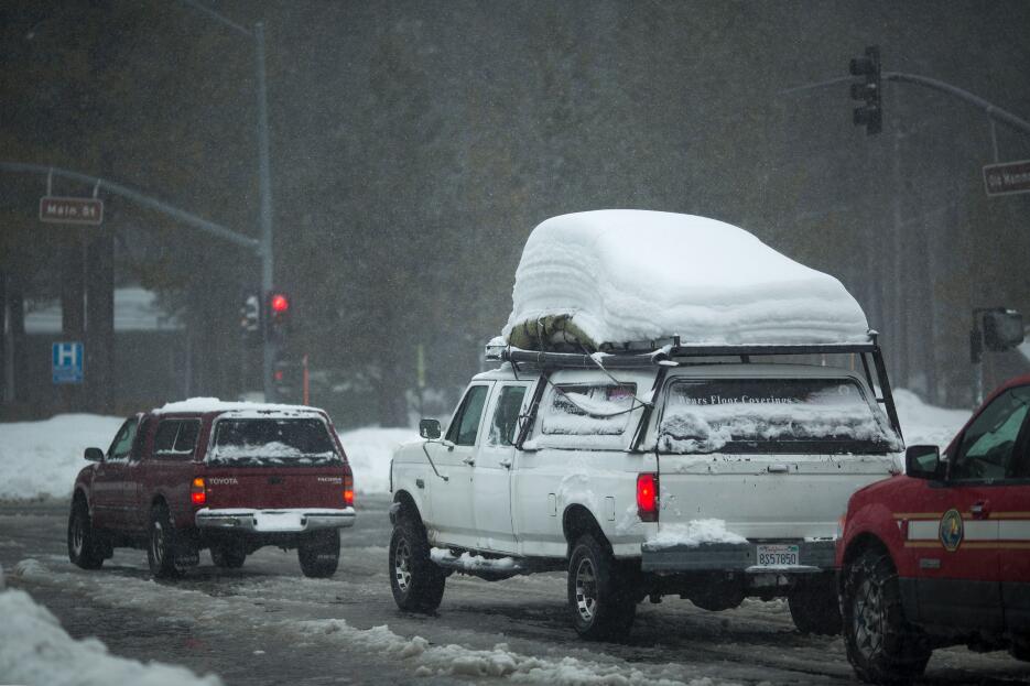 La cantidad de nieve continúa aumentando en el poblado de Mammoth Lakes,...