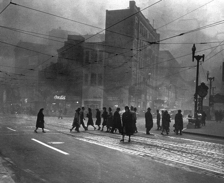 "Esquina de las avenidas Liberty y Quinta". 1940