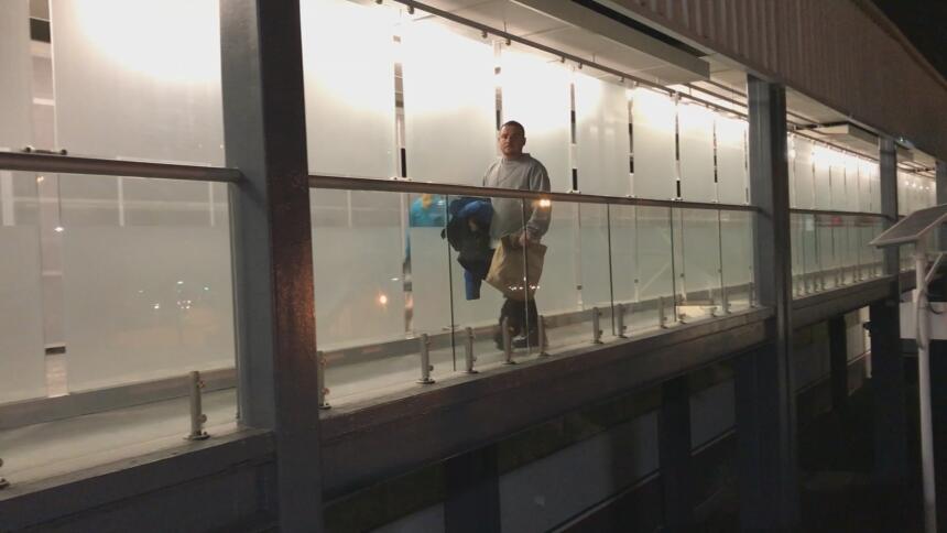 Este hombre acaba de ser deportado a su natal México desde Estado...