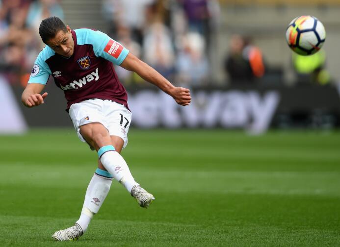 Un gol de 'Chicharito' no bastó para evitar la derrota en el derbi de Lo...