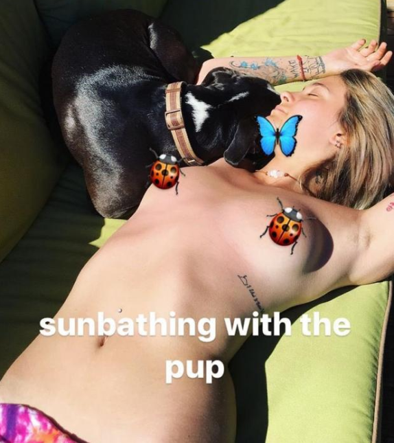 Junto a su mascota, Paris Jackson disfruta de tomar el sol con el pecho...