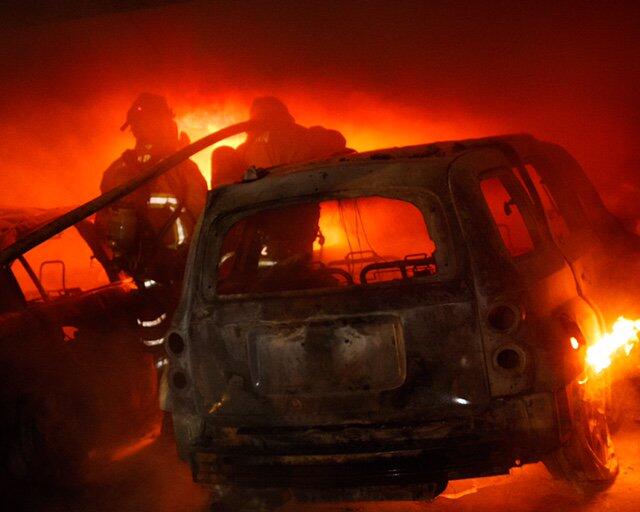Incendio de 11 autos estacionados en Pasadena