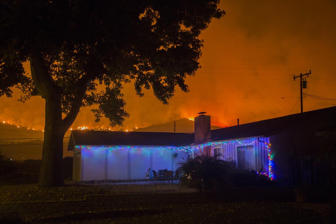 Diciembre en llamas: el fuego cerca casas con decoraciones navideñas en...