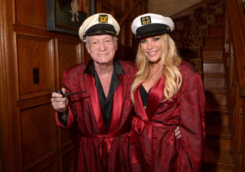 Hugh Hefner y su esposa, Crystal Hefner, posan en la mansión Playboy