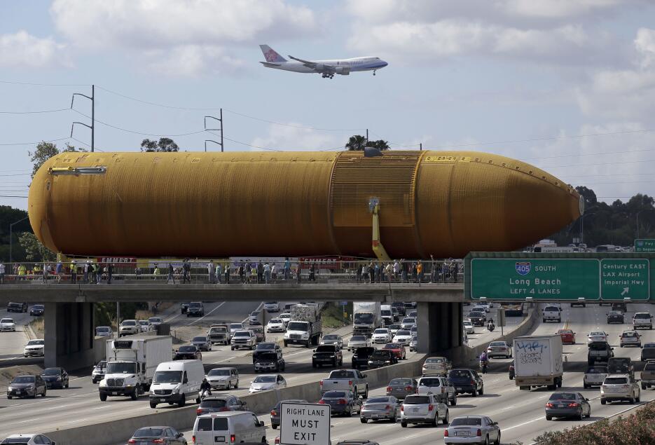 El tanque ET-94 desfila por la ciudad de Los Ángeles.