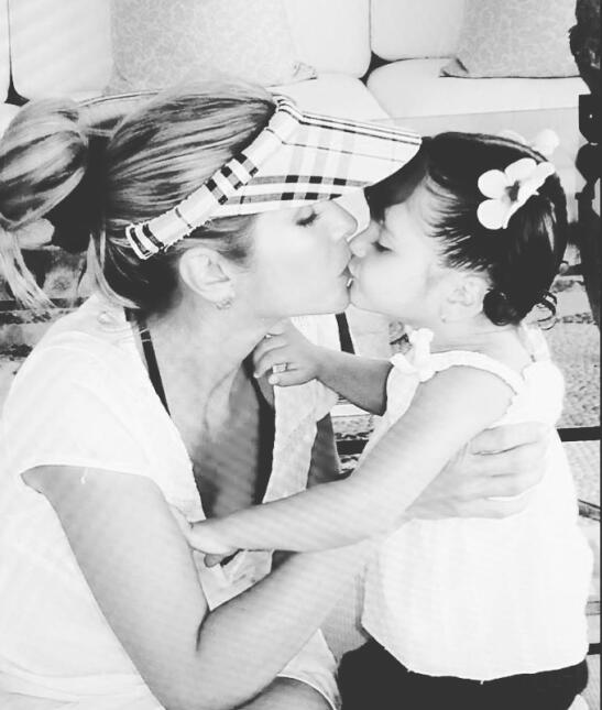 Daniela Castro posó junto a sus hijas y sorprendieron con su parecido