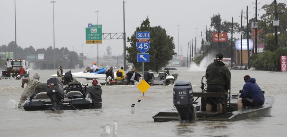 Botes particulares y de organismos de emergencia surcan las aguas sobre...