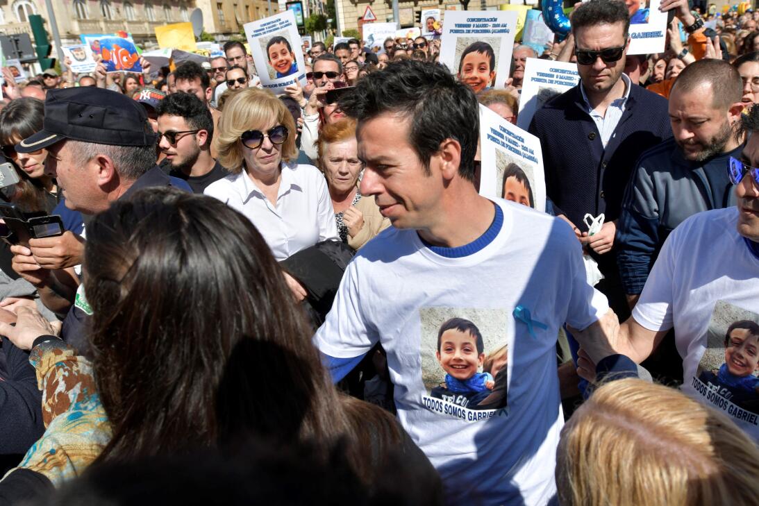 Voluntarios y carteles de búsqueda. Ángel Cruz, el padre de Gabriel, rec...