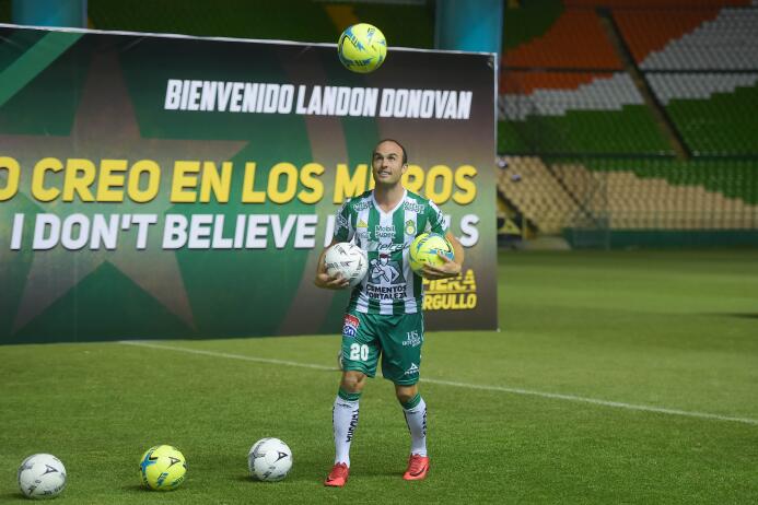Presentación de Landon Donovan con el León