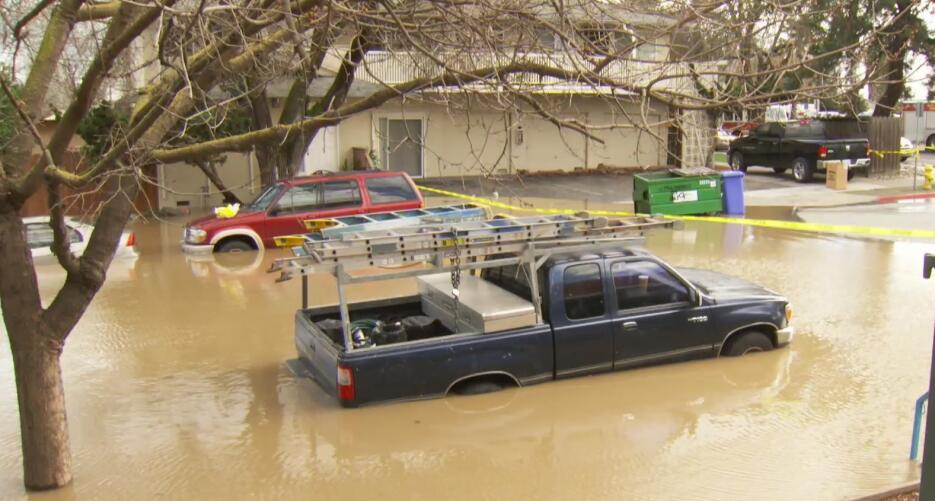 Evacúan a miles de personas en San José debido a las inundaciones provoc...