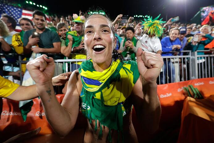 Las brasileñas Ágatha y Bárbara se clasificaron hoy a la final de voley...
