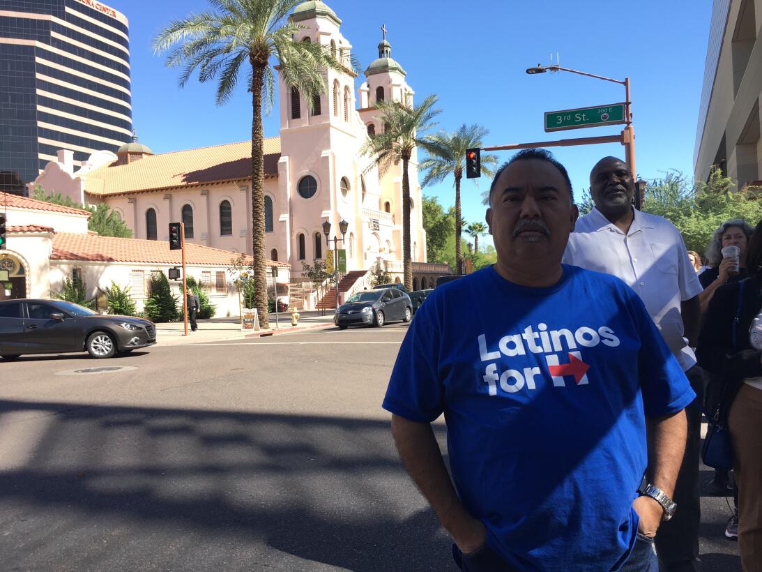 Elias Escalante, un entusiasta latino pro Hillary, dice que se quedó &qu...