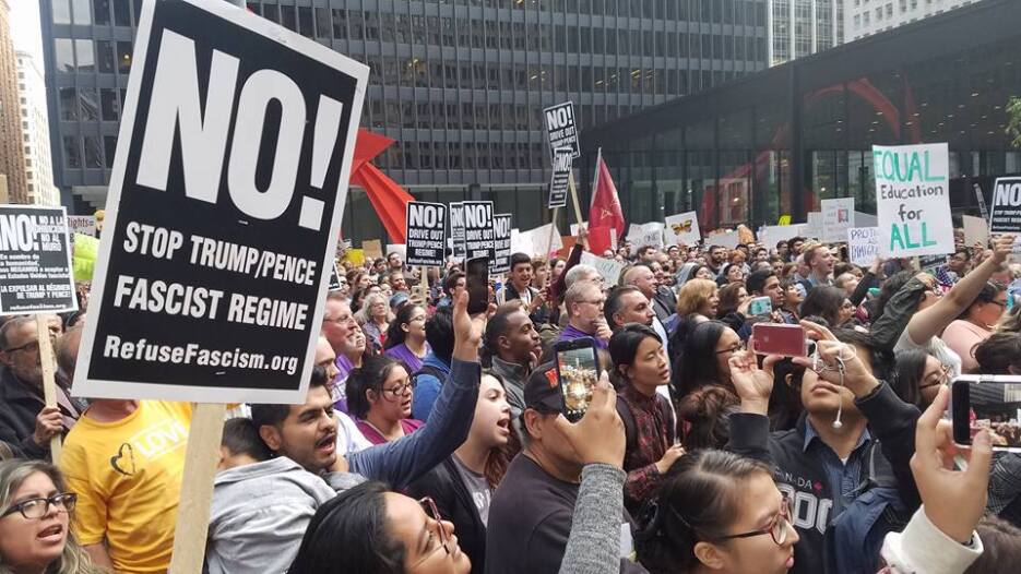 Decenas de manifestantes salen a las calles de Chicago para defender DACA