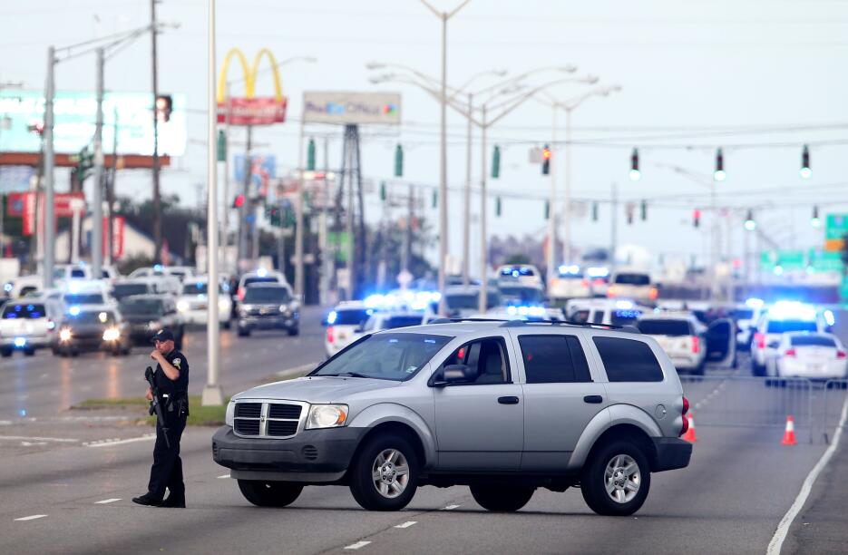 Intensa movilización policial tras tiroteo en Baton Rouge policias%20des...