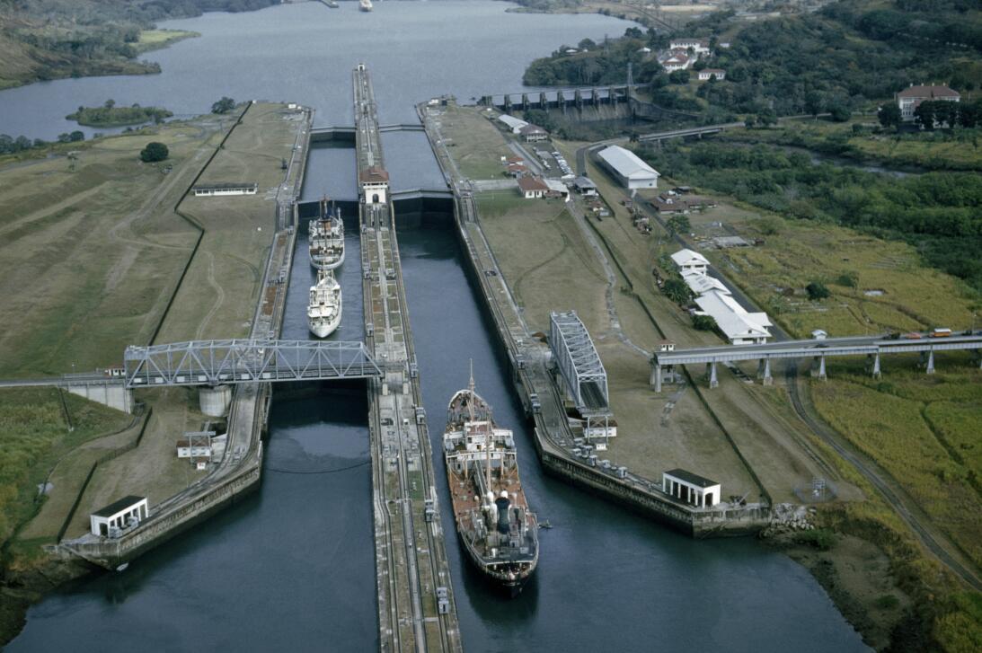 Un momento de mucho tráfico en la zona de Miraflores, en 1961