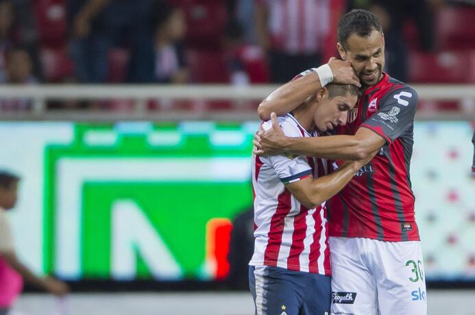 El campeón no sabe ganar: Chivas y Necaxa reparten puntos 20170805_1944.jpg