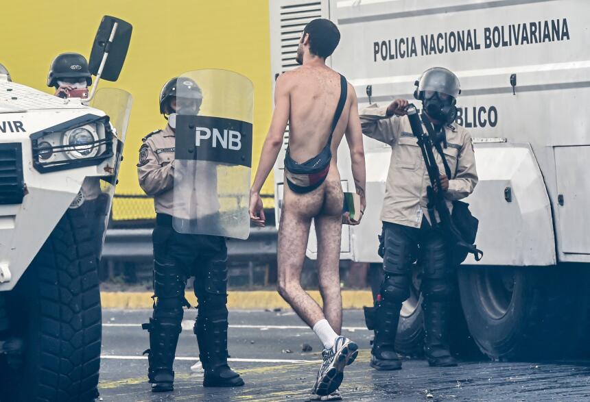 Un joven desnudo caminó hacia la Policía Nacional Bolivari...