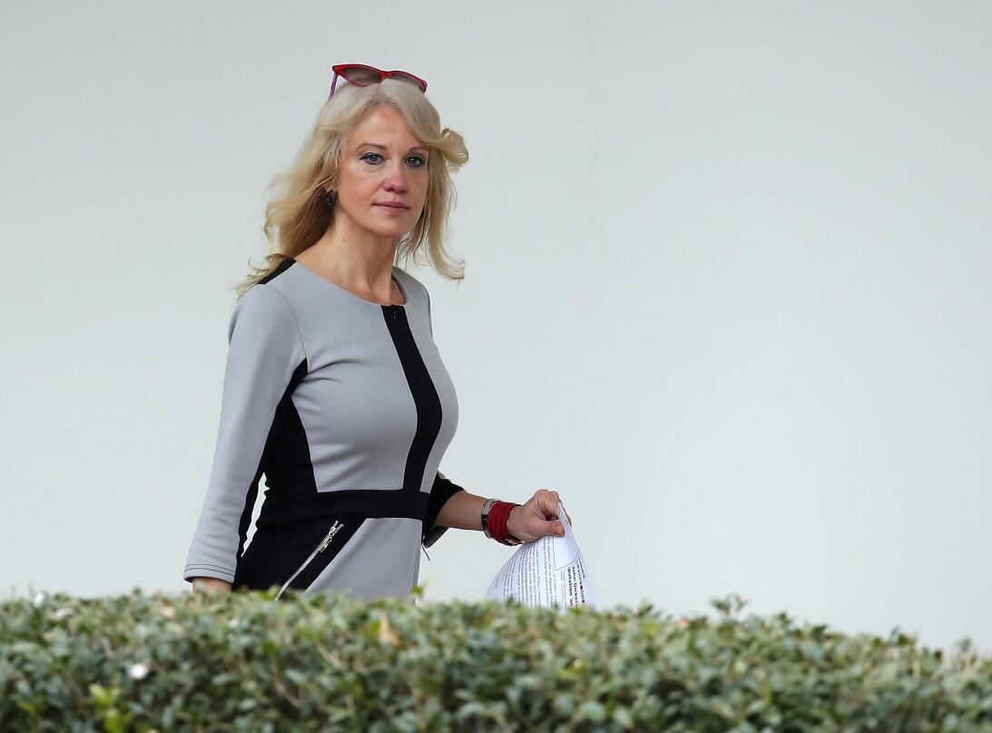 Las fotos del extraño mundo de Kellyanne Conway GettyImages-642339382.jpg