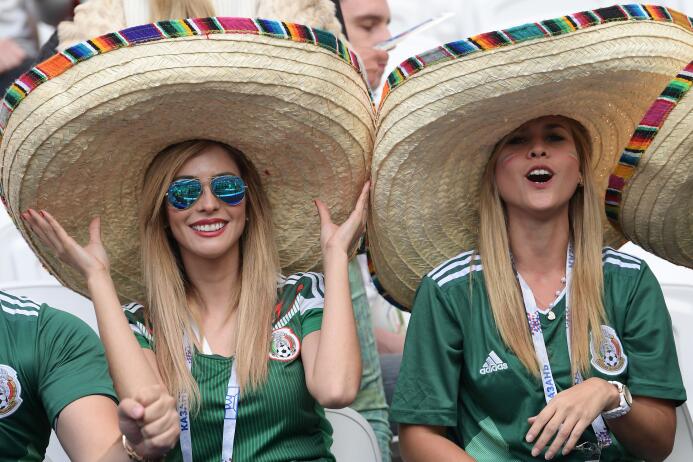 El ambiente se prendió en el Kazán Arena para el debut del 'Tri' GettyIm...