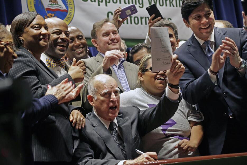 El gobernador de California, Jerry Brown, firma el salario mínimo de $15