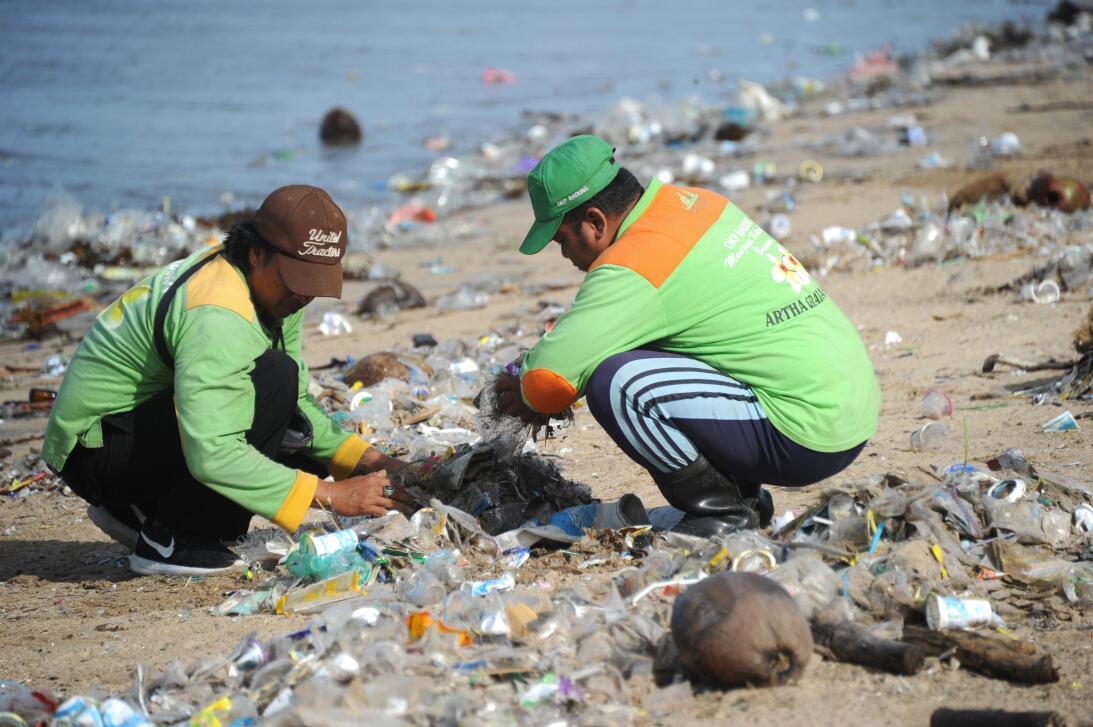 De paraíso turístico a botadero: la basura se come las playas de Bali ge...