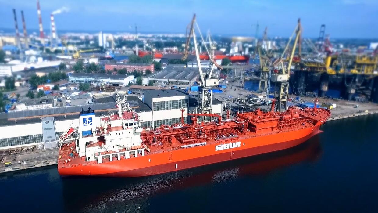 Embarcación de Sibur en uno de los puertos de Navigator.