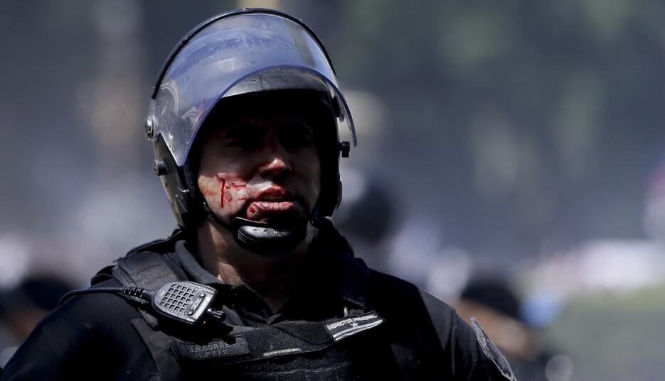 En fotos: Jornada de violentas protestas contra la reforma de pensiones...