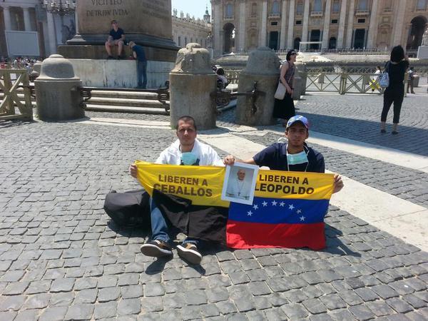 Venezolanos en huelga de hambre frente al Vaticano