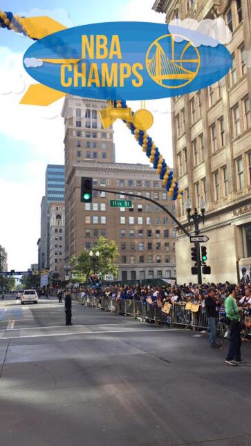 Las calles de Oakland se vistieron de amarillo y azul para festejar la v...