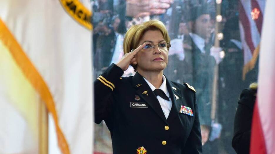 Es mujer, madre de cuatro hijos, esposa y fiel servidora de las fuerzas...